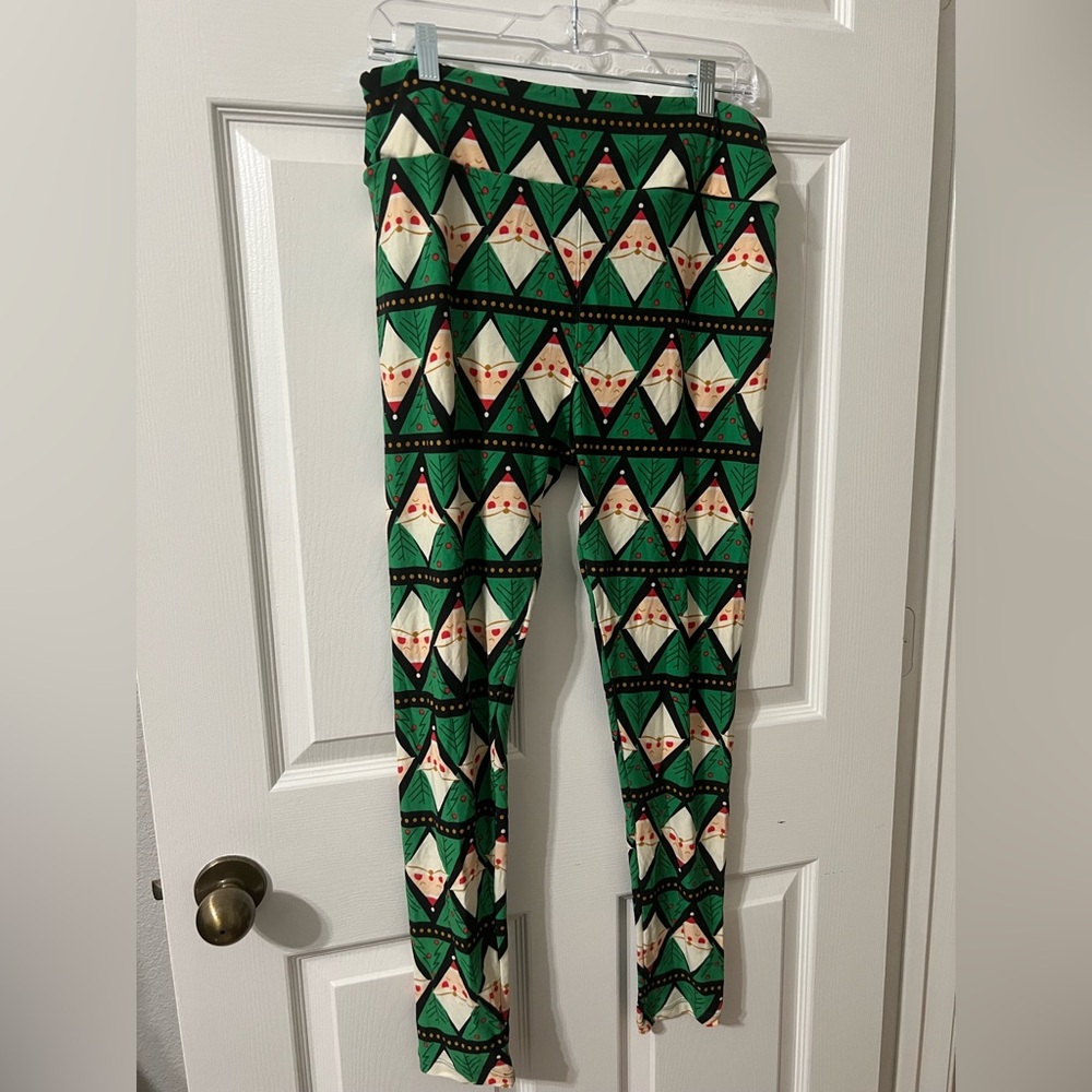 NWOT LuLaRoe Leggings with Green and Cream Santa Pattern - Tall & Curvy